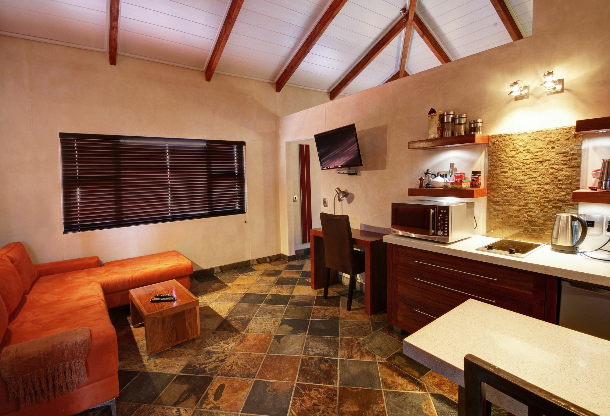 Hartmann Suites Serviced Self-Catering Apartments Виндхук Экстерьер фото